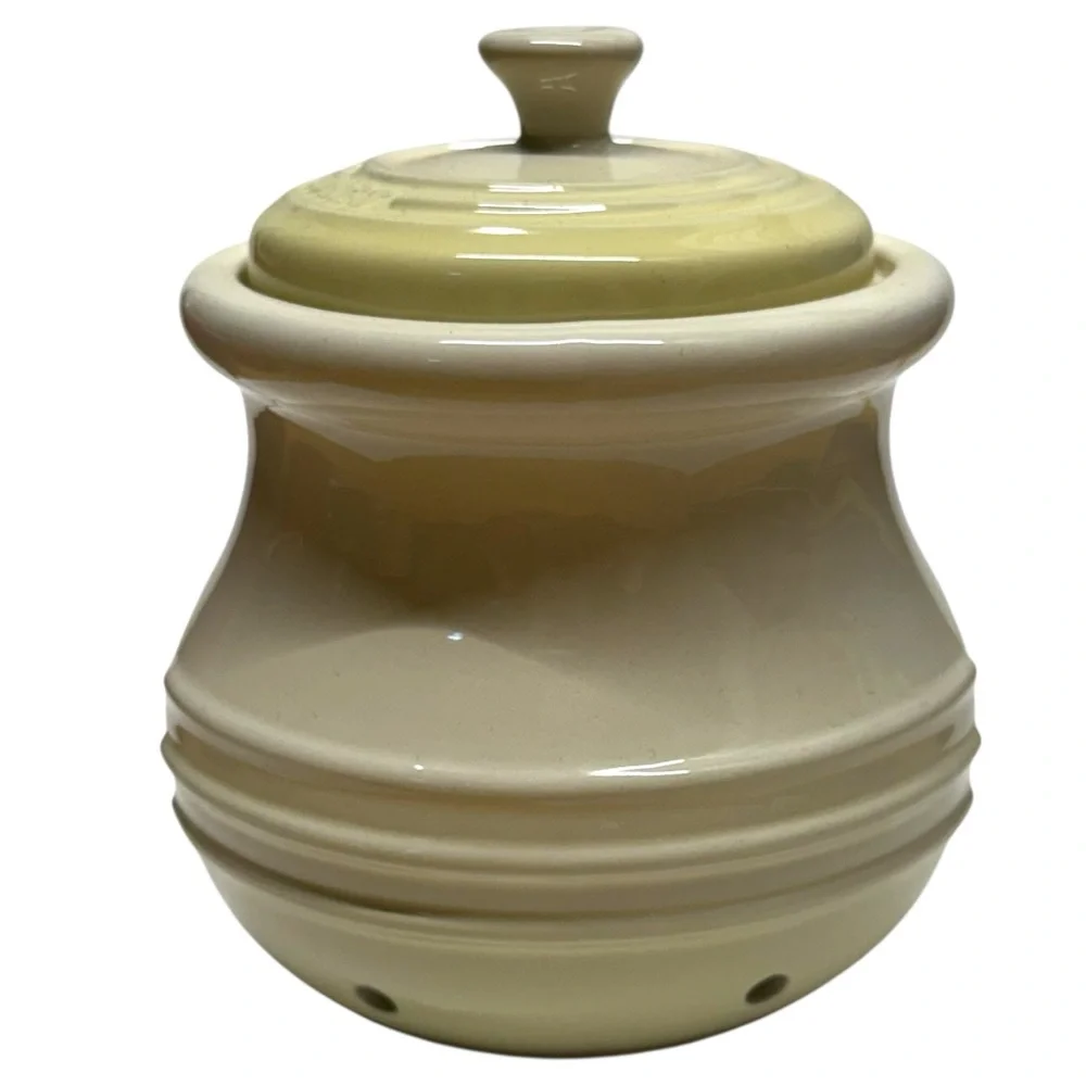 Le Creuset Stoneware Garlic Keeper - Picture 2 of 5
